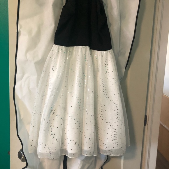 Le Chateau grad dress - Picture 2 of 3